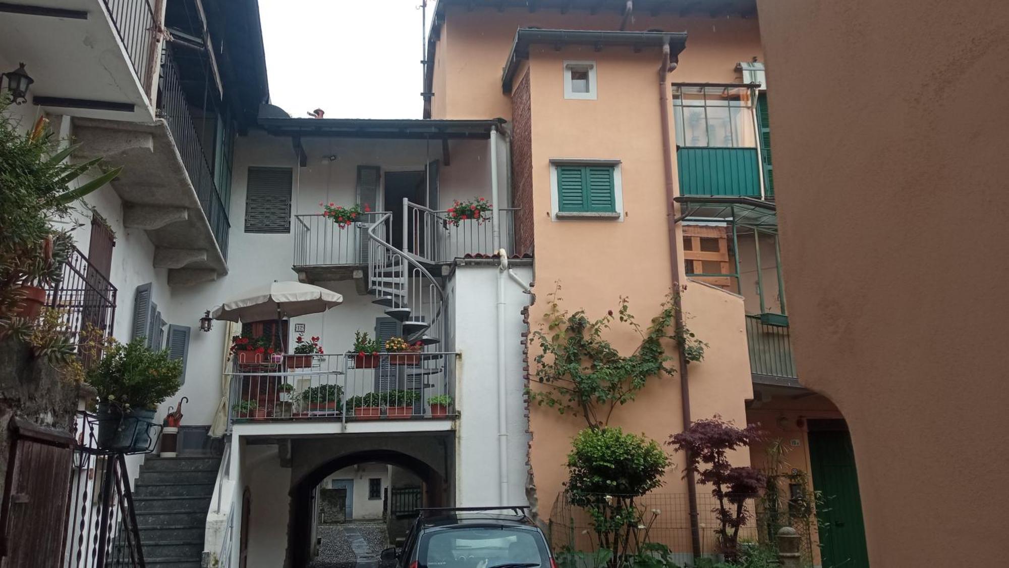 Casa Vacanze Scent Of Roses Verbania Bagian luar foto